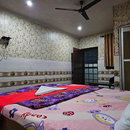 Hotel Chitrarth & Party Lawn Haldwāni Quarto foto